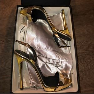Metallic Gold Giuseppe open toe sandals. 🔥✨
